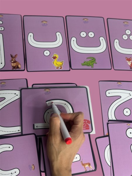 ⁨	بطاقات الحروف التفاعلية – التعلّم باللمس والكتابة